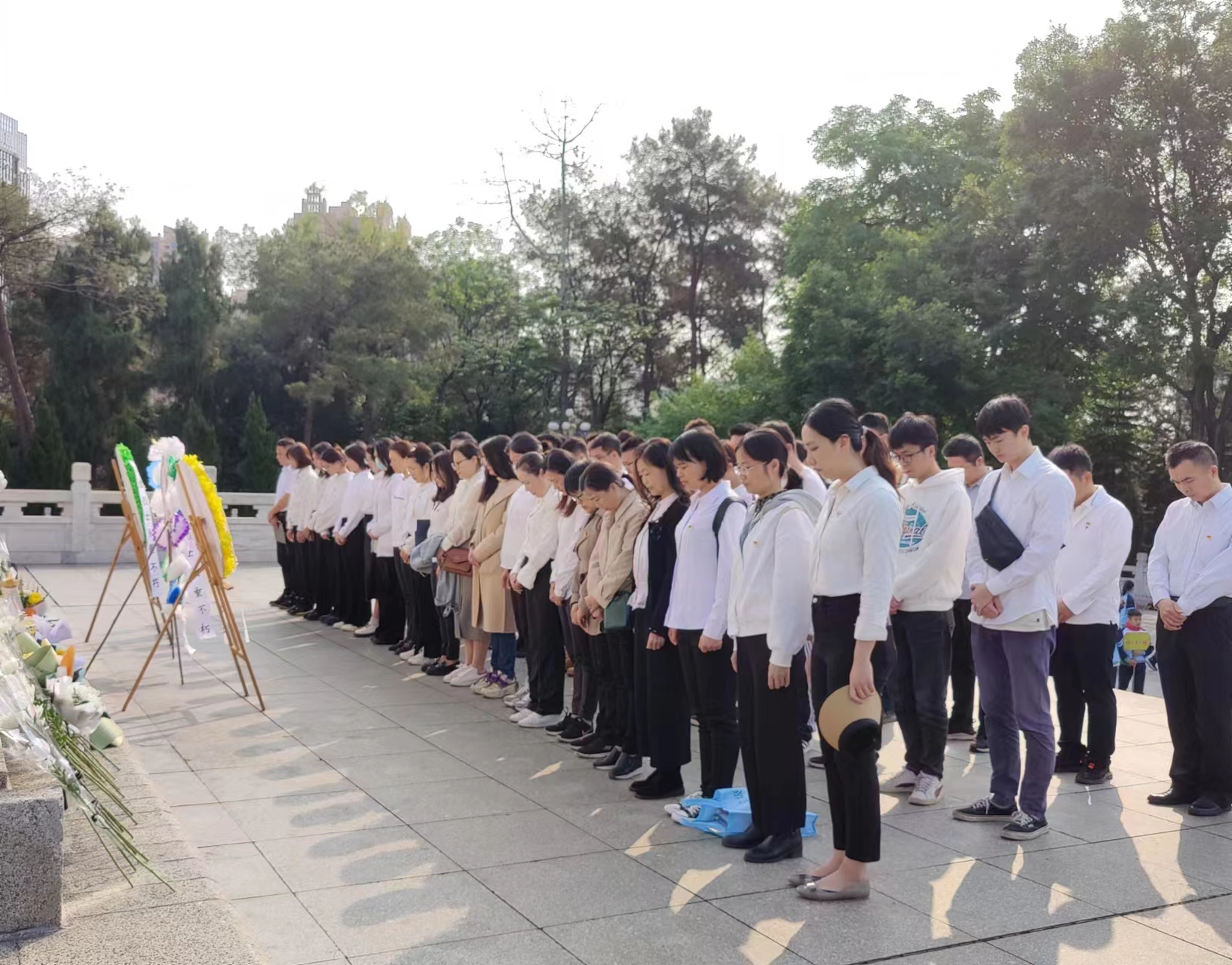 市排水公司黨總支、南寧建康環(huán)保公司黨支部開(kāi)展“緬懷革命先烈，賡續(xù)紅色基因”聯(lián)合主題黨日活動(dòng)